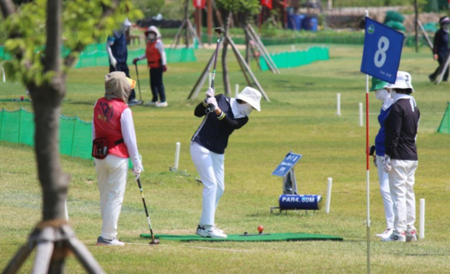 중.장년층에게 인기를 끌고 있는 파크골프...대구 한 파크골프장 모습 / 사진.대구시