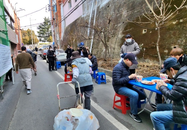 무슬림 유학생이 임시 예배당을 나와 잔치 현장을 벗어나고 있다.(2023.2.2) / 사진.평화뉴스 김영화 기자