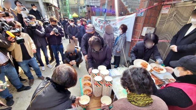 용기에 돼지국밥을 담아 나눠주는 대현동 주민들(2023.2.2) /사진.평화뉴스 김영화 기자