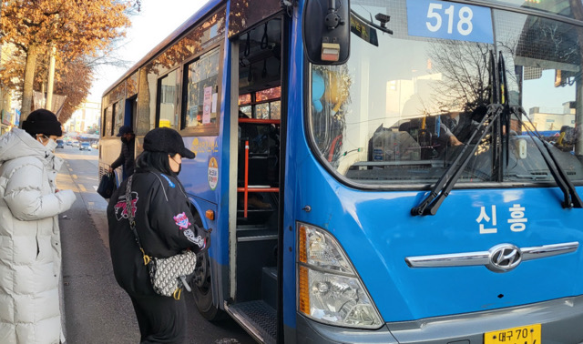 518번 대구 시내버스에 탑승하는 시민들(2023.2.3) / 사진.평화뉴스 김영화 기자
