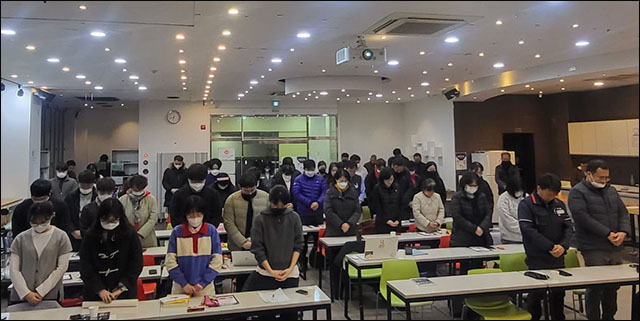 '10.29 이태원참사 유가족 대구간담회'...희생자들을 위한 추모 묵념 / 사진. 평화뉴스 정준민 인턴기자