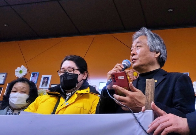 박래군 4.16재단 이사가 지하철 참사 20주기를 앞두고 중앙로역에서 발언 중이다.(2023.2.17) / 사진.평화뉴스 김영화 기자