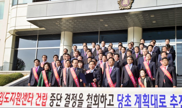 "독도입도지원센터 건립 중단 철회, 재추진" 경북도의회 기자회견(2014.11.6) / 사진.경북도의회