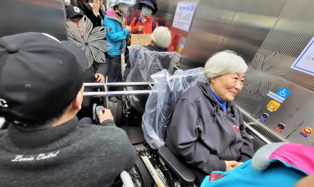 "너무 좁아" 박명애 대표가 시민들과 함께 엘리베이트를 탔다.(2023.4.18.) / 사진.평화뉴스 김영화 기자