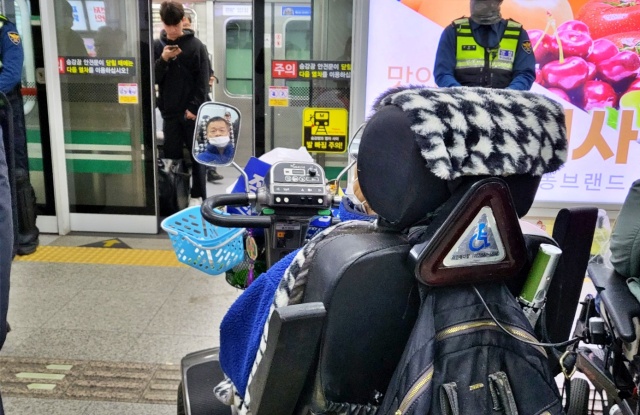 "이동권 보장하라" 문 닫히는 지하철 앞 피켓팅(2023.4.18) / 사진.평화뉴스 김영화 기자