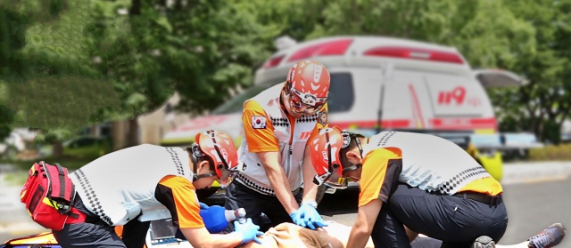 응급환자를 치료하는 119 구급대 / 사진.대구소방안전본부