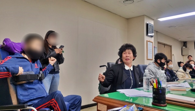 "우리 아이들 어떻게 합니까" 항의하는 전정순 대표(2023.4.27.달서구청) / 사진.평화뉴스 김영화 기자