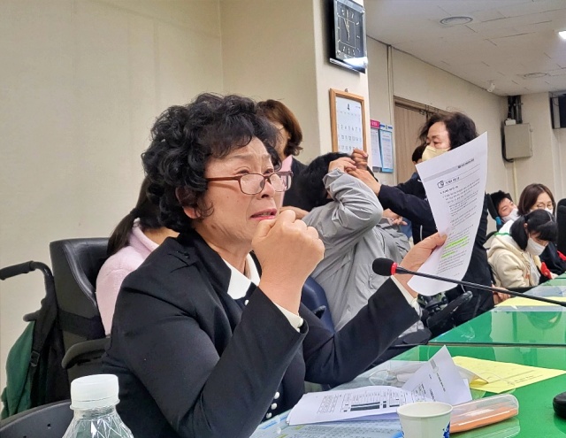 달서구 공무원들과 면담에서 눈물을 흘리며 호소하는 전 대표(2023.4.27) / 사진.평화뉴스 김영화 기자