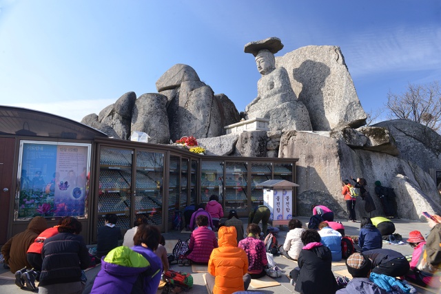 팔공산 갓바위에서 기도를 드리는 불교 신도들 / 사진.대구시