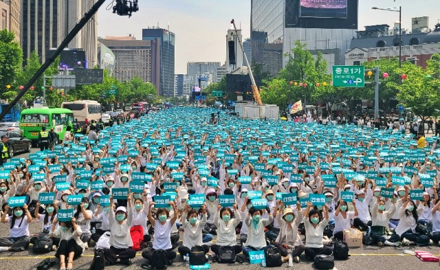 "간호법 제정하라" 경대병원 간호사들의 피켓팅(2023.5.12) / 사진. 대구광역시 간호사회