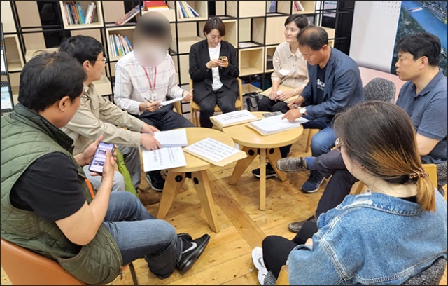 청구인 대표자들이 대구시 담당자에게 서류를 전하고 있다.(2023.5.19) / 사진. 평화뉴스 정준민 수습기자