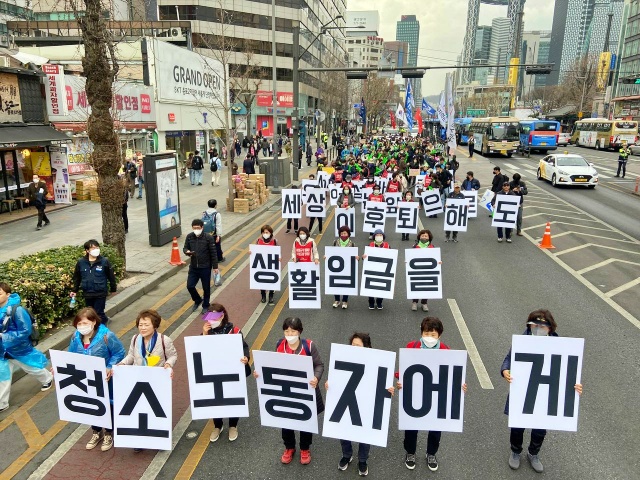"생활임금을 청소노동자에게~" 2023년 3.8세계 여성의날 행진 / 사진.한국여성노동자회