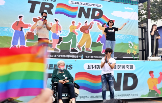 대구퀴어축제조직위 공동대표단이 무대에서 인사를 하고 있다.(2022.10.1) / 사진.평화뉴스 김영화 기자