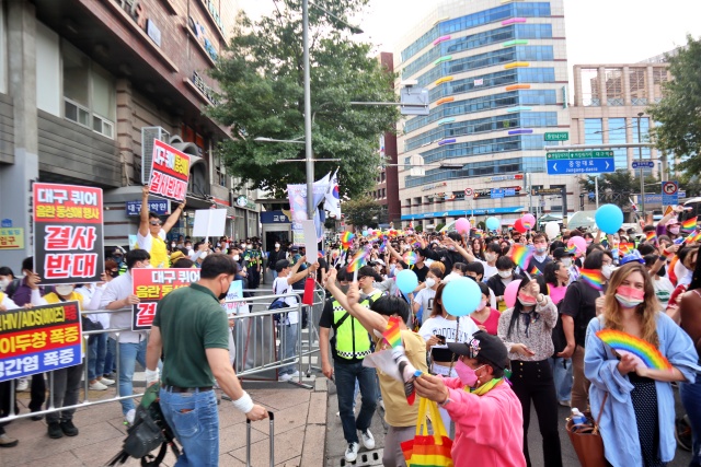 대구퀴어축제 행진 맞은 편에 "대구퀴어축제 결사반대" 피켓팅(2022.10.1) / 사진.평화뉴스 김영화 기자
