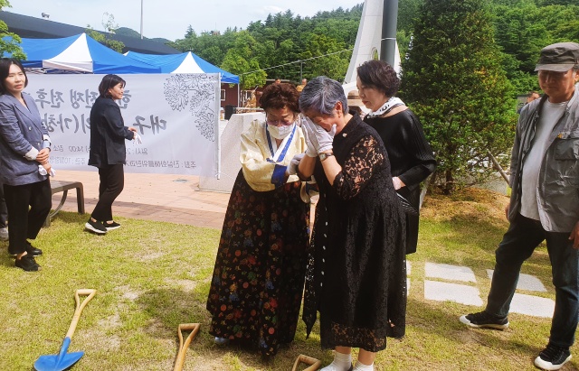 일본군 '위안부' 피해 생존자인 이용수 할머니가 채영희 (사)10월항쟁유족회 이사장이 눈물을 흘리자 위로하고 있다.(2023.5.24.대구시 달성군 가창면 10월항쟁 희생자 위령탑 인근) / 사진. 평화뉴스 정준민 수습기자