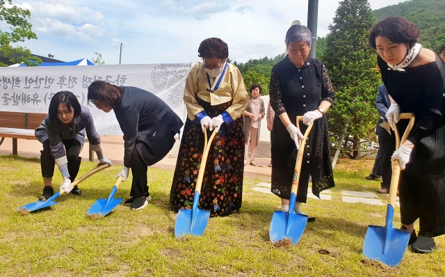 10월항쟁 민간인 학살 '유해 발굴을 위한 첫 삽'을 뜨고 있다.(2023.5.24) / 사진. 평화뉴스 정준민 수습기자