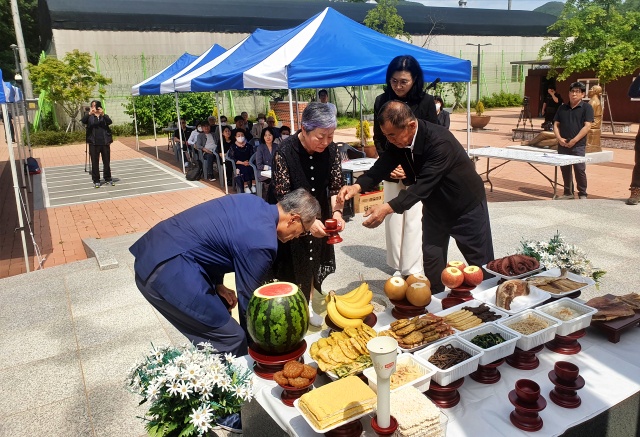 개토제와 함께 진행된 제사에서 채 이사장이 술을 올리고 있다.(2023.5.24) / 사진. 평화뉴스 정준민 수습기자