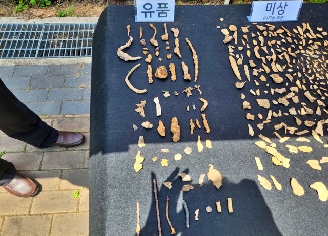 녹슨 못, 찢어진 천, 탄피 등이 유골과 함께 발견됐다.(2023.5.25) / 사진. 평화뉴스 정준민 수습기자