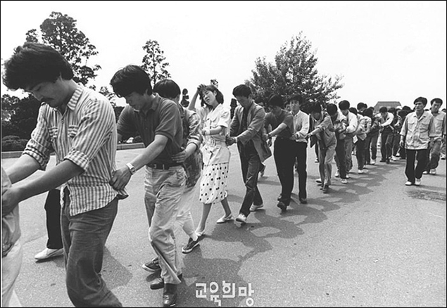 1989년 5월 전교조 결성 관련 한양대학교에서 연행되는 교사들 / 사진 출처. 교육희망