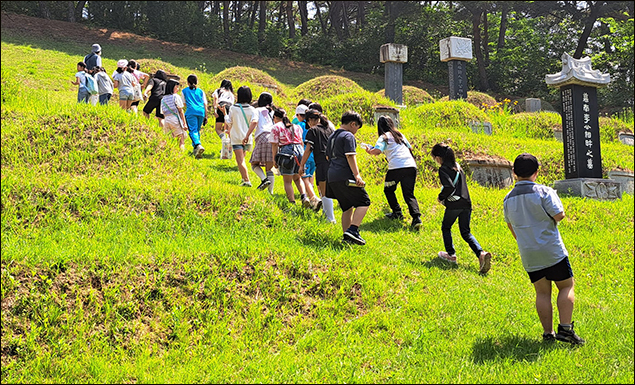 달성군 역사현장...독립운동가 이상화, 이상정 선생 묘소를 찾은 학생들 / 사진 제공. 임성무