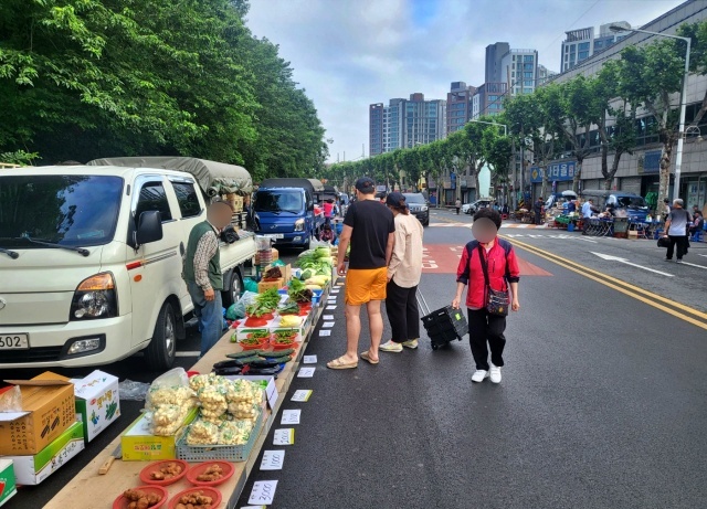 달성공원 새벽시장에서 장보는 주민들(2023.5.30) / 사진. 평화뉴스 정준민 수습기자