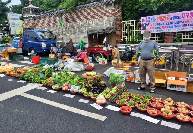 "오이 4개 2천원, 양파 5개 3천원"...새벽시장 노점상들(2023.5.30) / 사진. 평화뉴스 정준민 수습기자