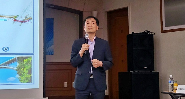 홍동곤 낙동강유역환경청장이 주민설명회에서 발언 중이다.(2023.5.30) / 사진.평화뉴스 김영화 기자