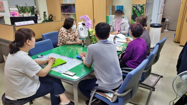 발달장애인 자녀를 둔 엄마들과 달서구청 공무원들이 협의 중이다.(2023.5.26) / 사진.담장을 허무는 엄마들