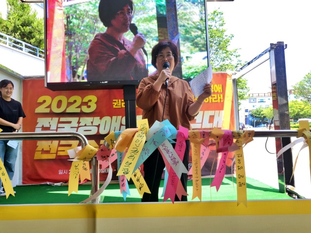 장애인 자녀의 학대 피해를 증언하는 유향숙씨(2023.5.31) /사진. 평화뉴스 정준민 수습기자