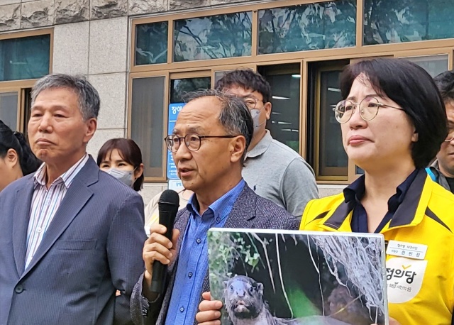 "금호강 팔현습지 하천정비 공사 중단해야"...이승렬 교수가 환경청의 고모지구 하천정비사업 주민설명회가 열린 대구 수성구 고산2동행정복지센터 앞에서 기자회견 중 규탄 발언을 하고 있다.(2023.5.30) / 사진.평화뉴스 김영화 기자