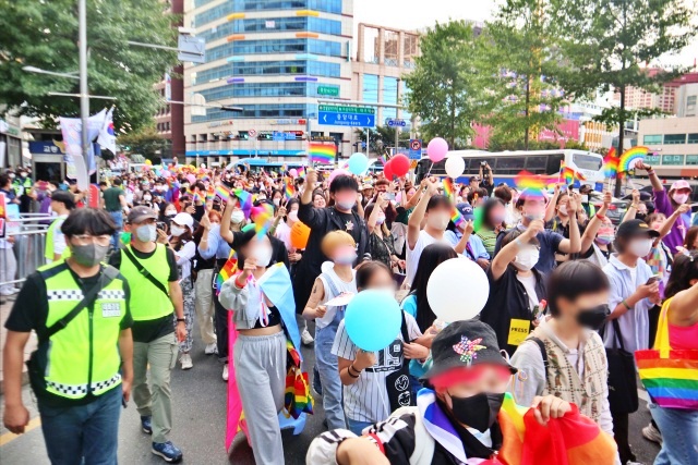 제14회 대구퀴어문화축제 중 '자긍심 퍼레이드'하는 참가자들(2022.10.1) / 사진.평화뉴스 김영화 기자