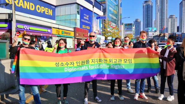 대구퀴어축제에 참가한 '성소수자 인권을 지지하는 외교관 모임'(2021.11.6) / 사진.평화뉴스 김영화 기자