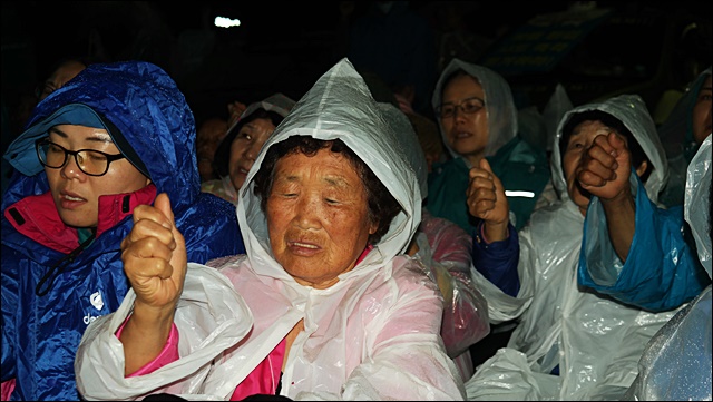 "사드 추가 배치 안된다" 구호를 외치는 경북 성주군 소성리 할머니들(2017.9.6) / 사진.평화뉴스 김지연 기자