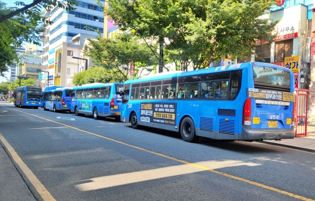 대구퀴어축제가 열리는 중앙로 대중교통전용지구에 버스들이 정차 중이다.(2023.6.16) / 사진.평화뉴스 김영화 기자