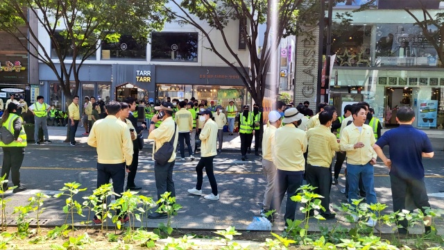 대구시 공무원들과 경찰들이 대중교통전용지구에서 충돌했다.(2023.617) / 사진.평화뉴스 김영화 기자