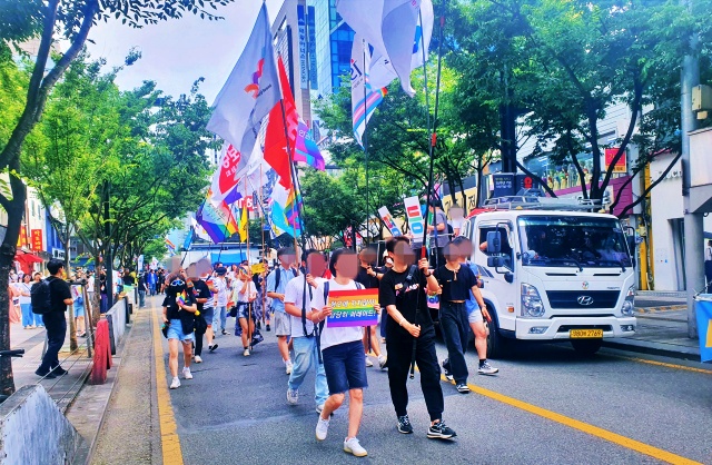 행진 참가자들이 무지개 깃발과 피켓을 들고 행진하고 있다.(2023.6.17) / 사진. 평화뉴스 정준민 수습기자