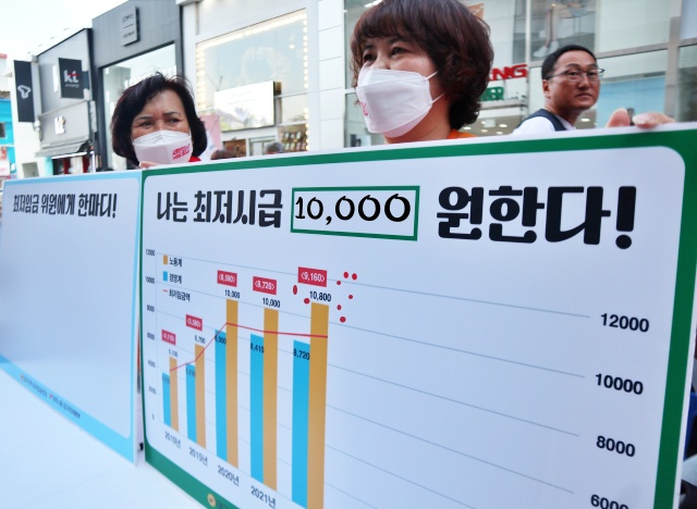 "나는 최저시급 1만원을 원한다" 대구 동성로 설문조사(2022.6.21) / 사진.평화뉴스 김영화 기자
