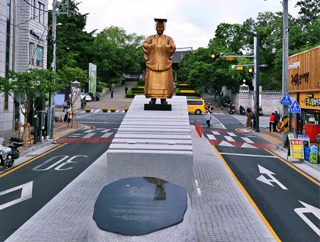 대구 중구 달성공원 앞에 설치된 순종 황제 동상 / 사진. 대구 중구청 홈페이지