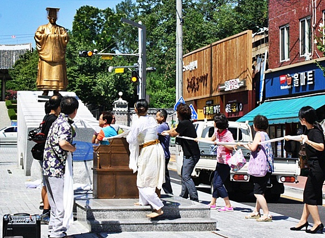 "순종 동상 철거하라" 역사단체와 독립투사 후손들 퍼포먼스(2017.8.29) /사진.평화뉴스 김영화 기자