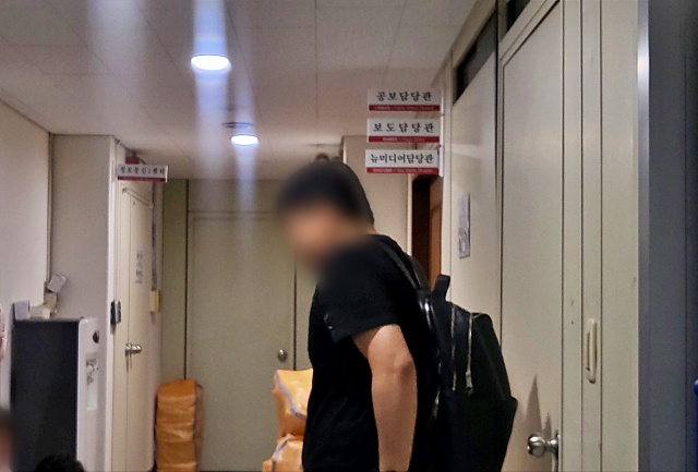 압수수색이 진행 중인 공보담당관실 앞(2023.6.23) / 사진.평화뉴스 김영화 기자