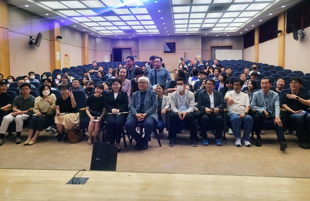 임은정 검사와 시민들이 북콘서트 후 기념사진을 찍고 있다.(2023.6.22) / 사진. 평화뉴스 정준민 수습기자