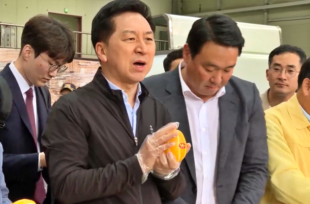 김기현 국민의힘 대표가 성주 참외를 들고 '사드 괴담' 이야기를 하고 있다. (2023.6.26) / 사진.유튜브 김기현TV