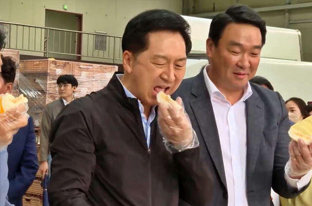 "전자파 참외는 괴담"이라고 말한 뒤 참외를 시식하는 김 대표(2023.6.26) / 사진.유튜브 김기현TV