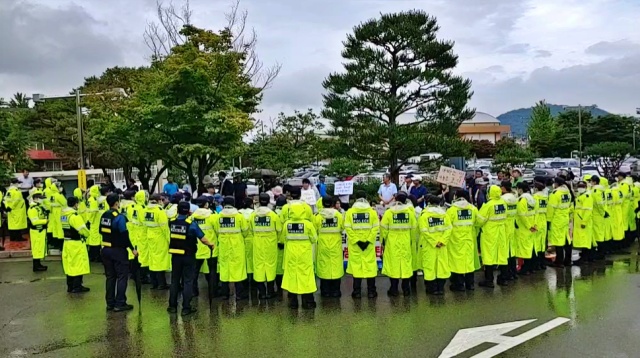 국민의힘 대표단이 성주군청에 오자 경찰이 주민들의 기자회견장을 둘러쌌다.(2023.6.26) /사진.소성리상황실