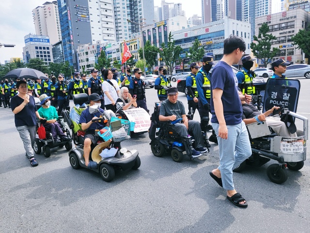 장애인들이 범어역에서 국민의힘 대구시당까지 행진하고 있다.(2023.6.27) / 사진. 평화뉴스 정준민 수습기자
