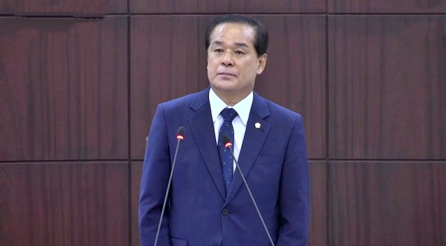 박순득 경산시의회 의장이 굳은 표정으로 이 의원 발언을 듣고 있다.(2023.6.29) / 사진.경산시의회