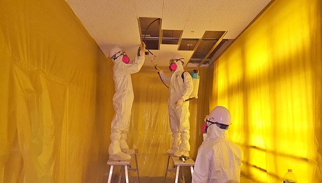 경북 문경 한 초등학교에서 석면 제거 작업 중이다.(2020.3.4) / 사진.경북교육청