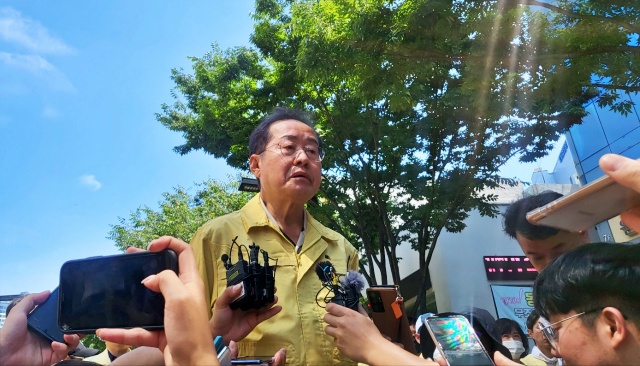 홍준표 시장이 대구퀴어축제 현장에서 기자들 질문에 답변 중이다.(2023.6.17) / 사진.평화뉴스 김영화 기자