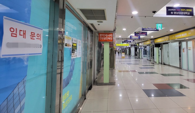 중앙로역 지하상가 대현프리몰 공실에 붙은 '임대' 안내 문구(2023.7.6) / 사진.평화뉴스 김영화 기자