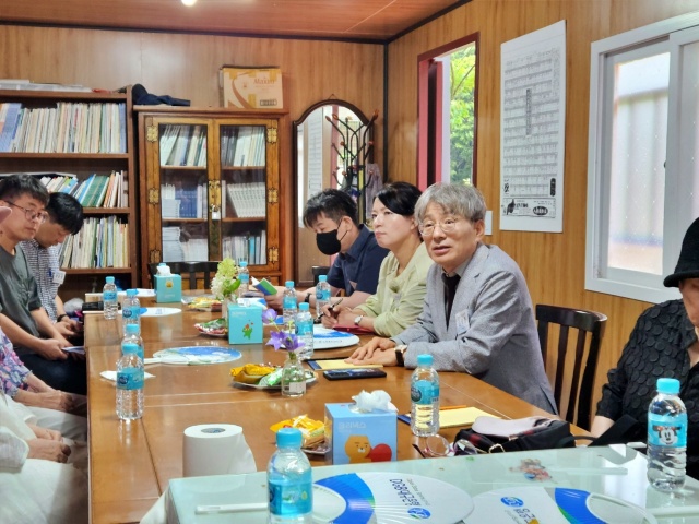 김광동 2기 진화위원장이 대구 10월항쟁 유족을 만나 발언 중이다.(2023.7.14) / 사진.10월항쟁유족회